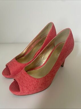 Sears Lucy Coral Pink Peep Toe Heels Size 7 Textured Snake Print Pumps